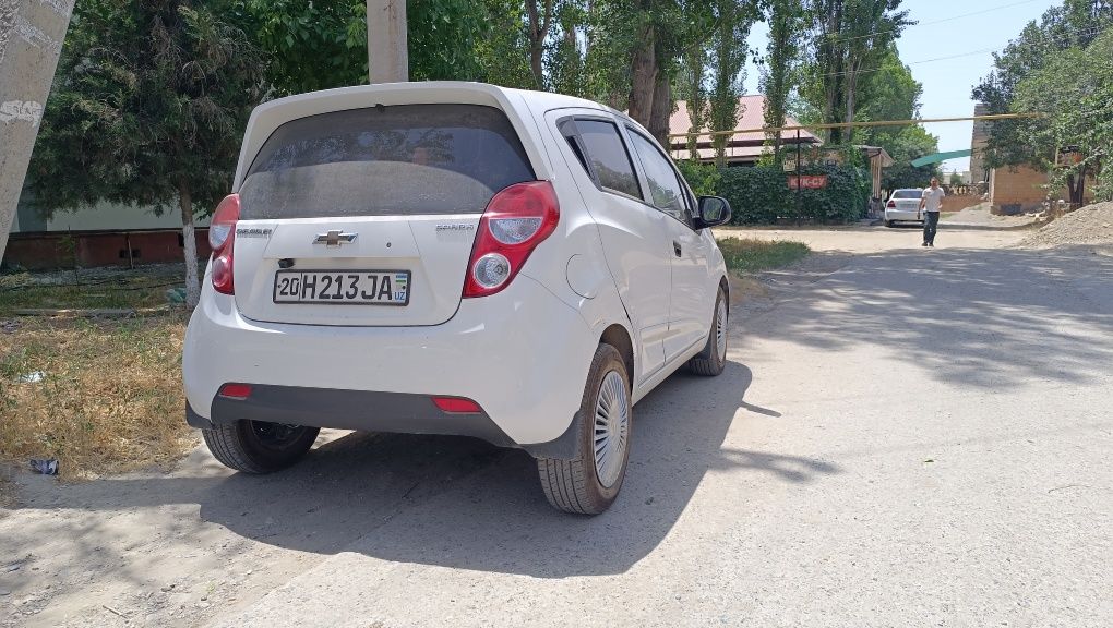 Shevrolet spark белый цвет.