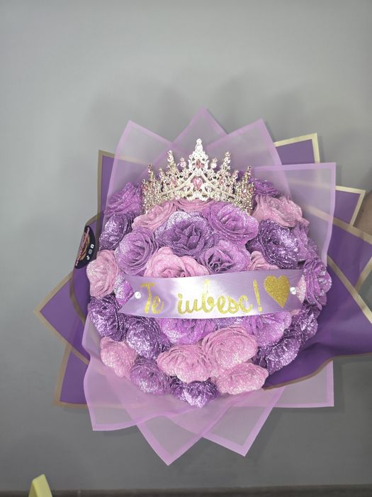 Buchet de 35 trandafiri cu sclipici cu coronita si panglica