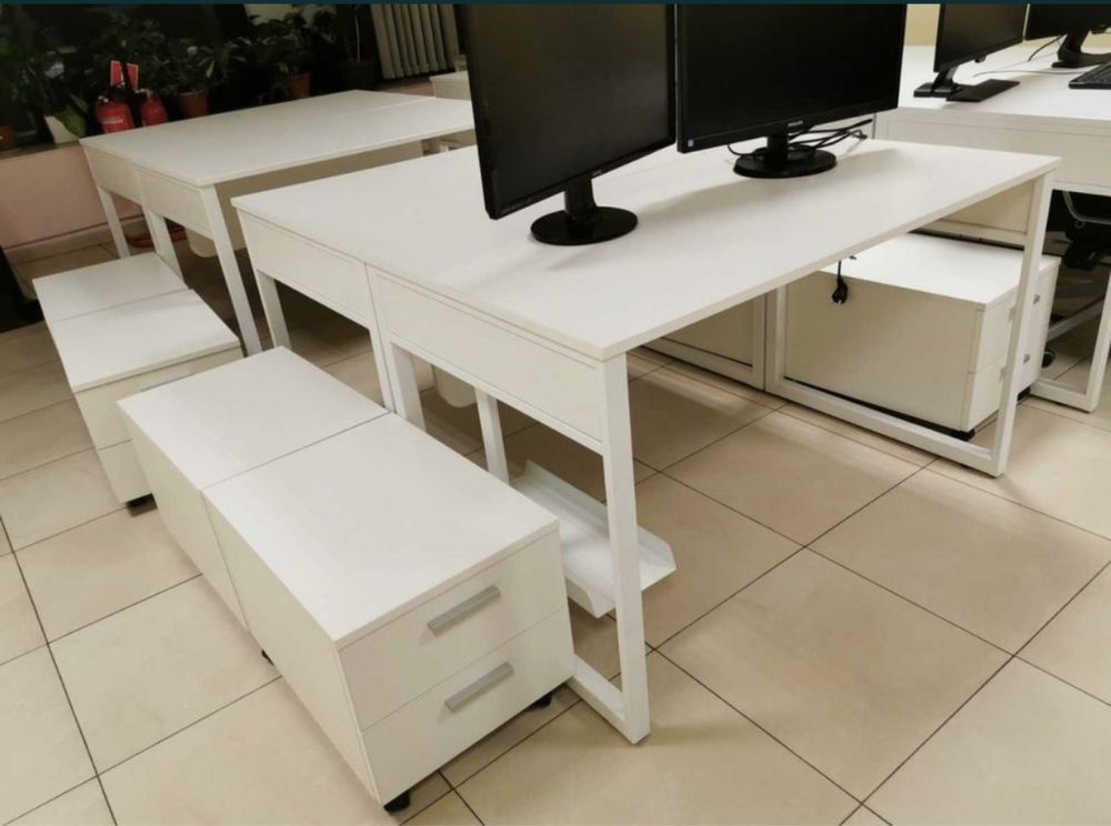 Офис бюро с поставка за компютър