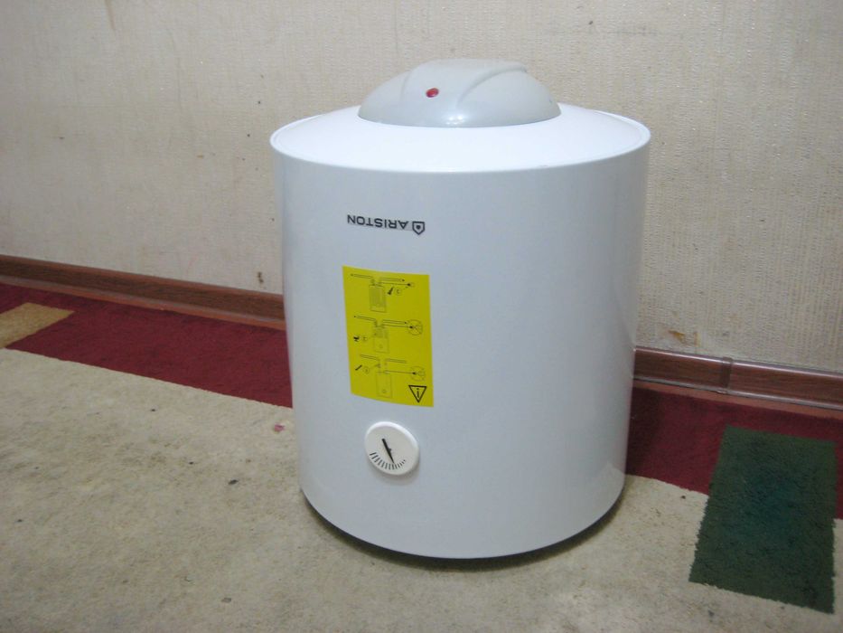 Водонагреватель накопительный Ariston 50лт отличном рабочим состояни