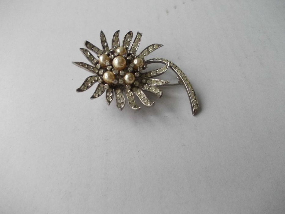 Brosa veche din argint floare cu perle