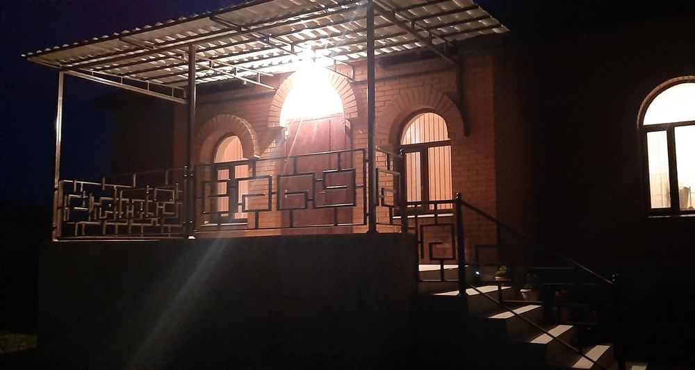 Коттедж жол бойында.  Бизнеске оборудованиесі бар