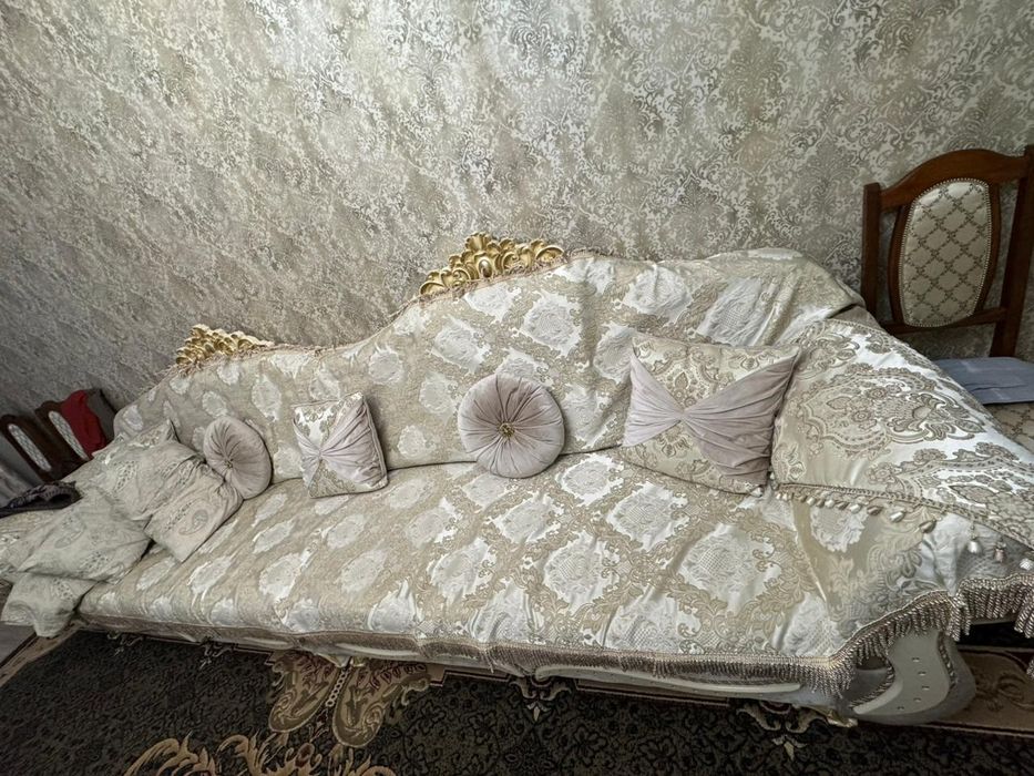 Широкий диван с подушками