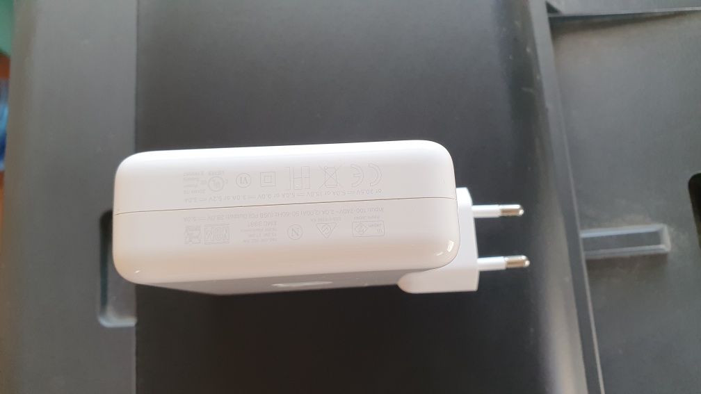 Оригинално Зарядно за MacBook, APPLE 220v Charger USB-C 140w, Бял