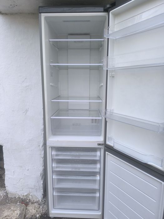 Холодильник  морозильная камера работает верх не работает