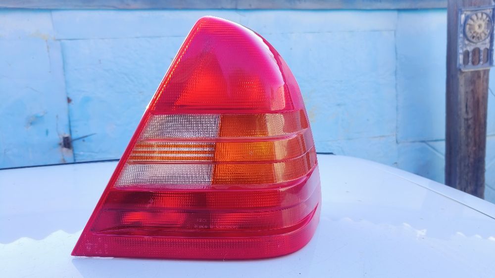 Задний правый фонарь Mercedes w202