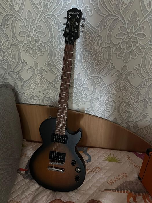 Продам электрогитару вместе с комбоусилителем