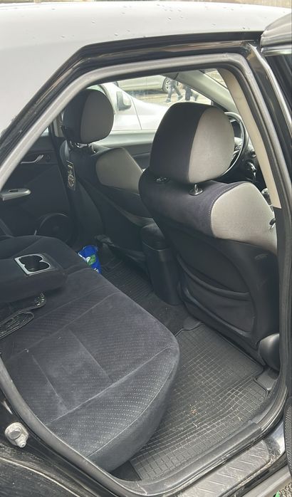 Honda Civic cu bara si farul avariate