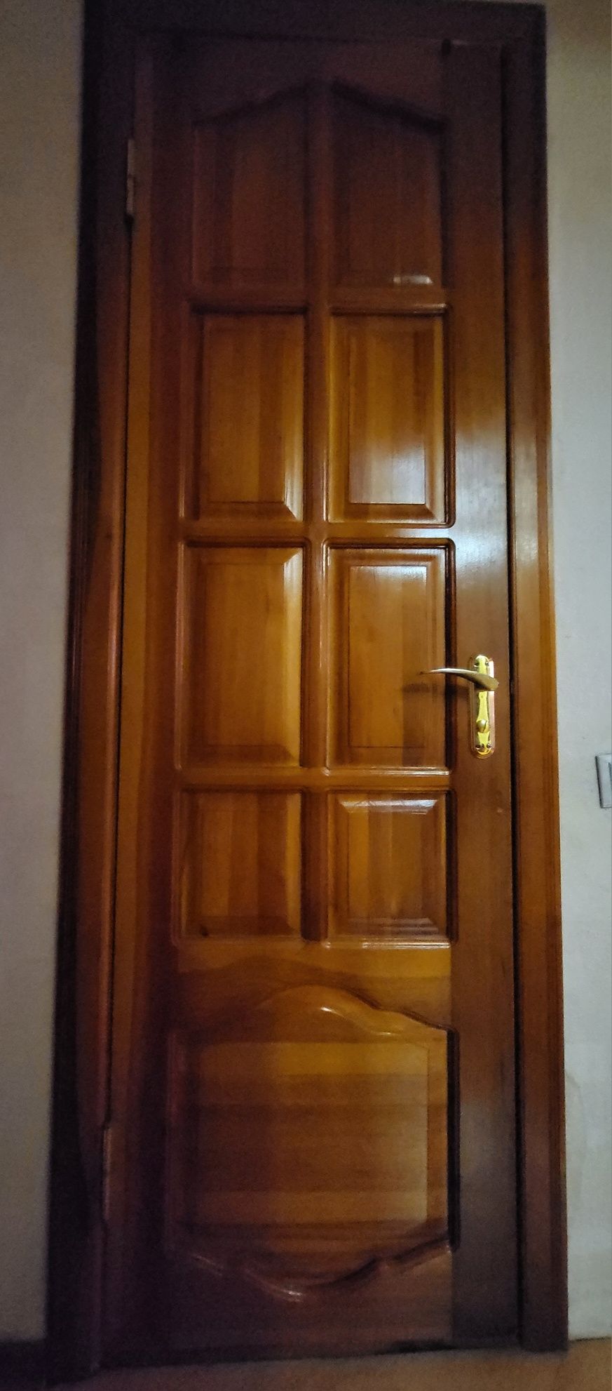 Прихожая,  двери деревянные