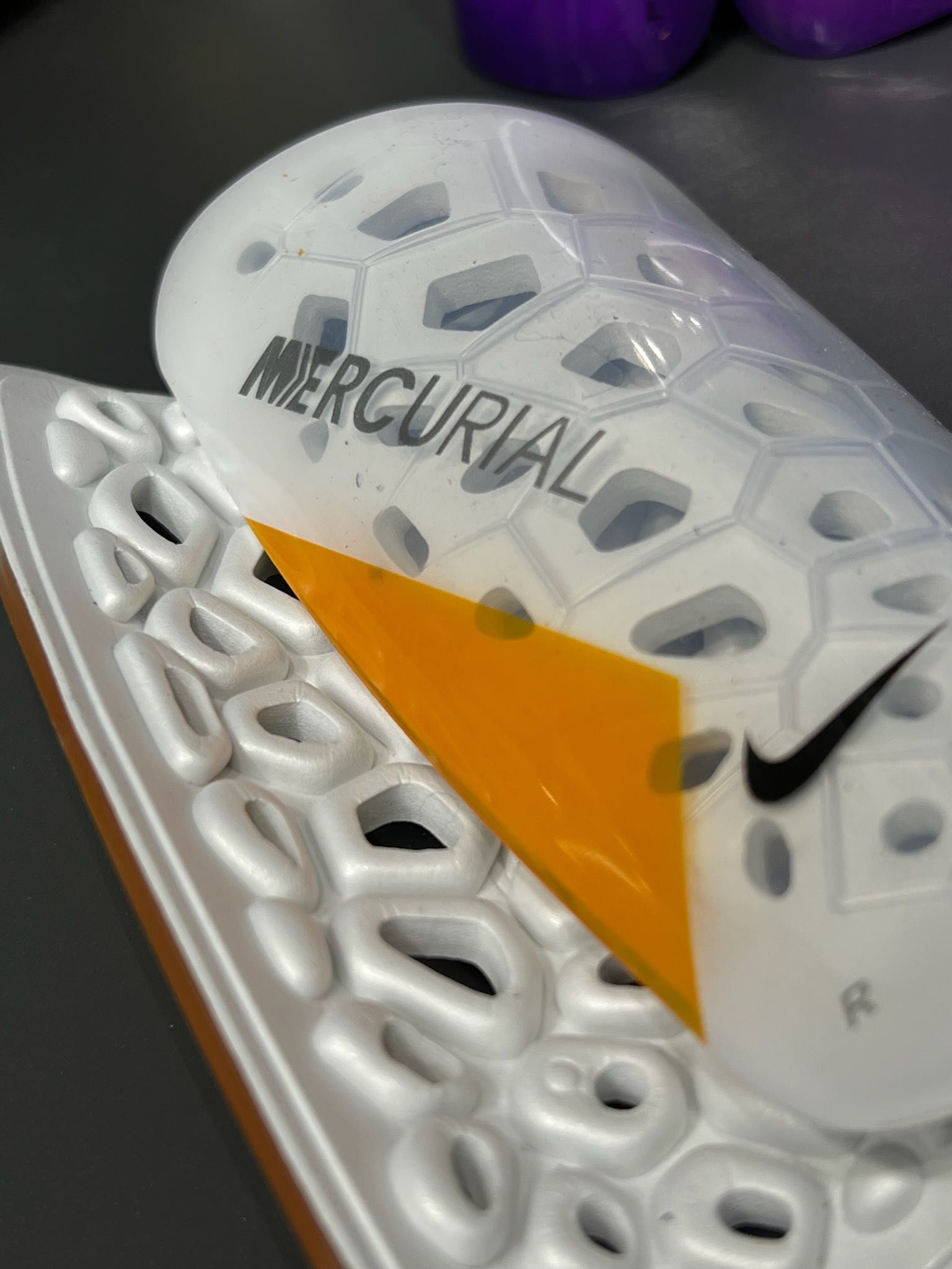 Nike Mercurial футбольные щитки с фиксатором в Алматы.