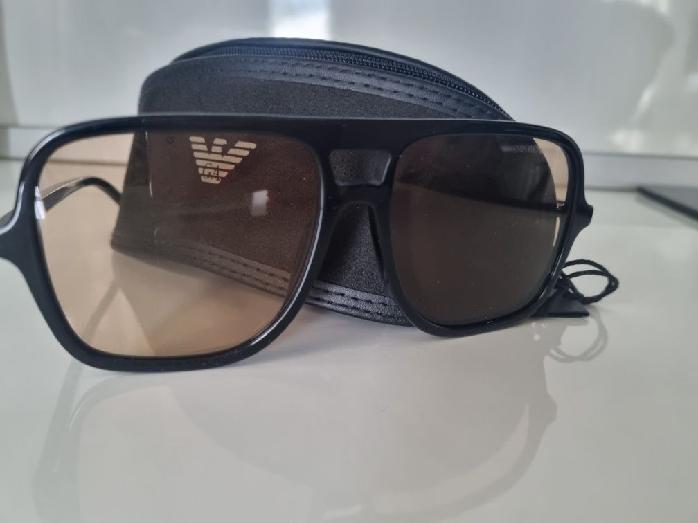 Чисто нови , закупени преди два дни EMPORIO ARMANI .