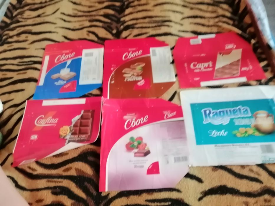 Плакати от хай клуб и опаковки от шоколади