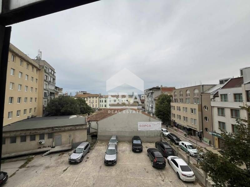 Тристаен, ексклузивен, южен апартамент за продажба, в тухлена сграда п