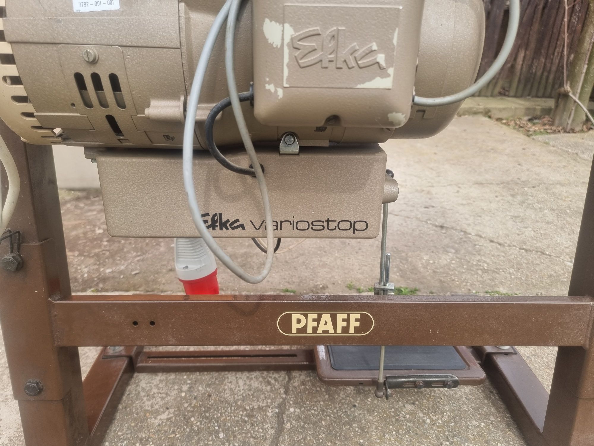 Mașina de cusut PFAFF