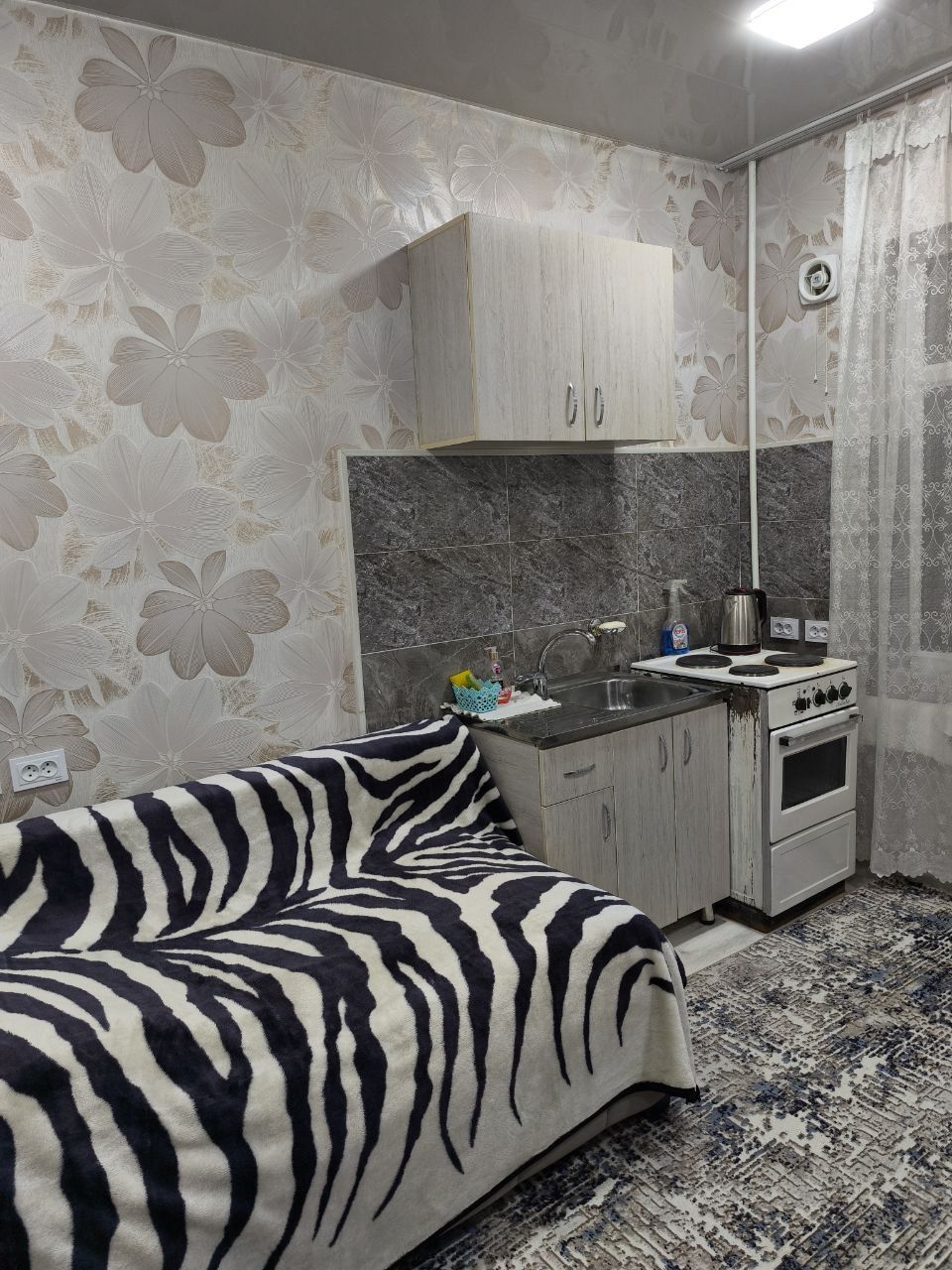Продаю 1 ком квартиру. Сергели. В бывшем общежитии с ремонтом, обстано