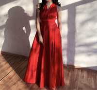 красное атласное платье
