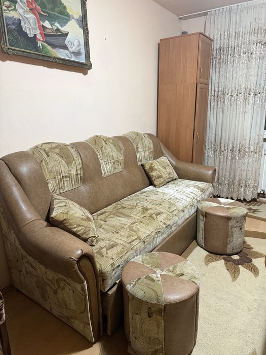 Vand set , canapea , plus 2 tabureti, este la erajul 4, nu asigur tra