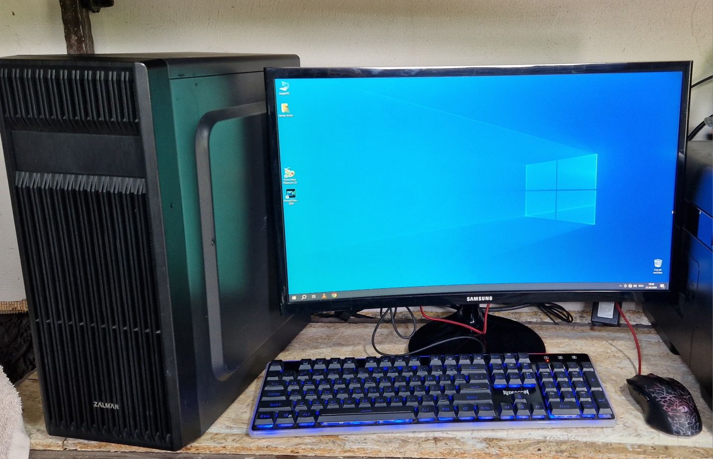 Desktop GAMING + Monitor curbat + Periferice