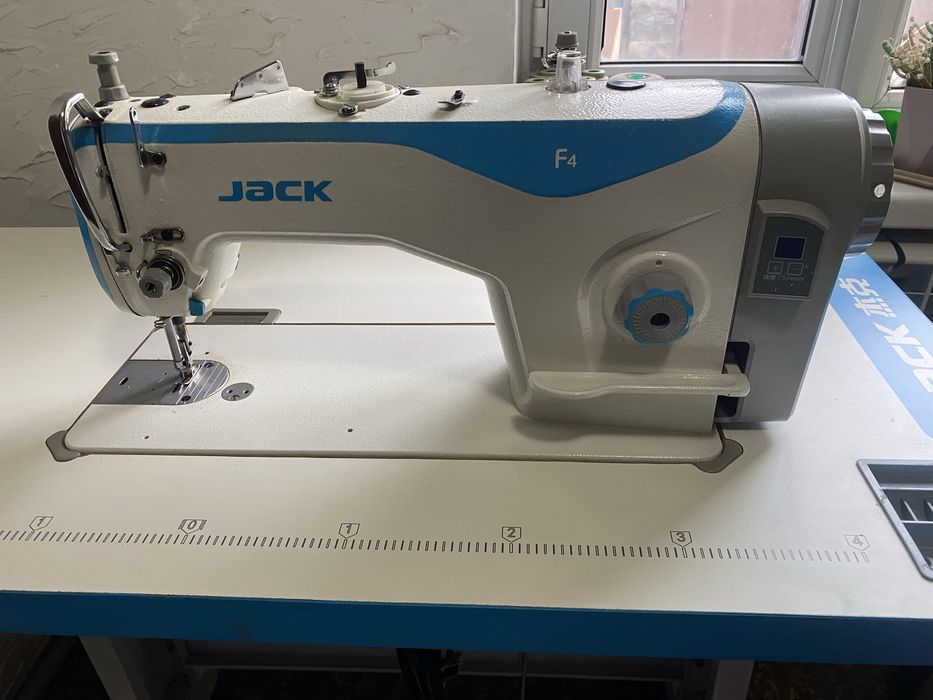 Швейная машинка jack F4
