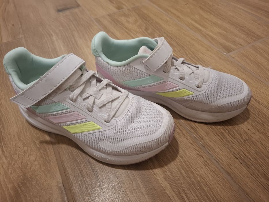 Маратонки adidas 35 номер като нови