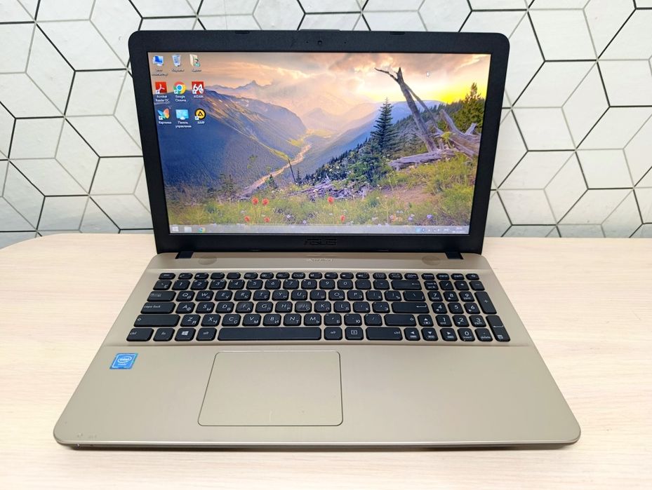 Ноутбук ASUS в идеальном состоянии.