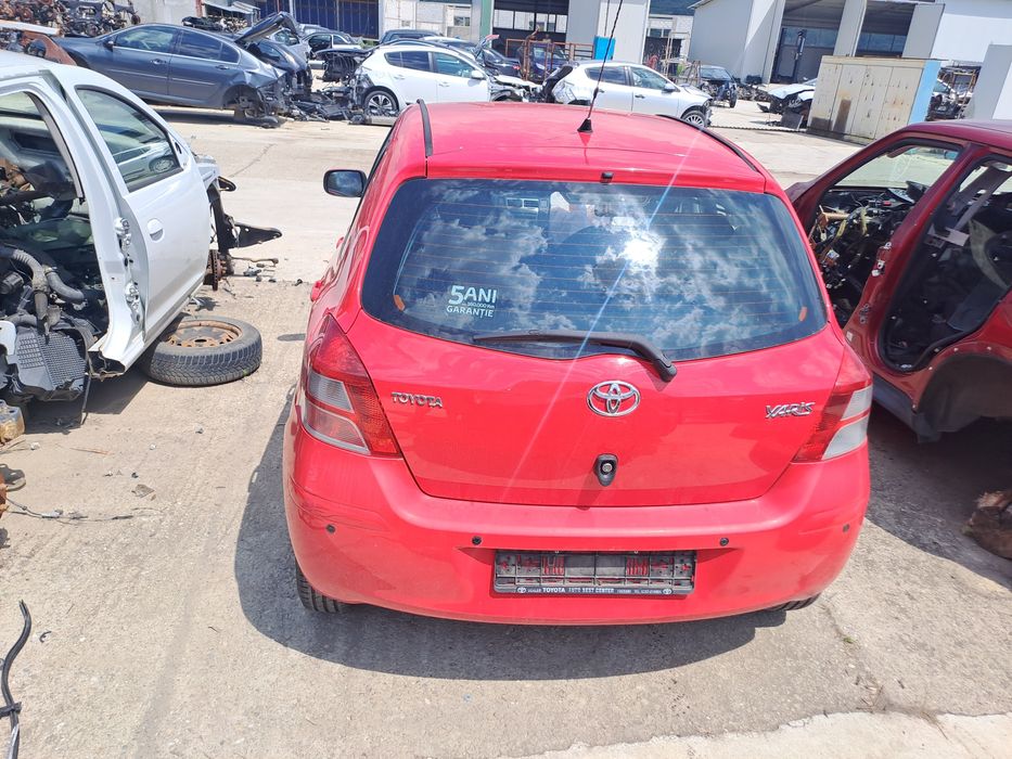 Dezmembrez Toyota yaris , cod motor 1kr-fe
