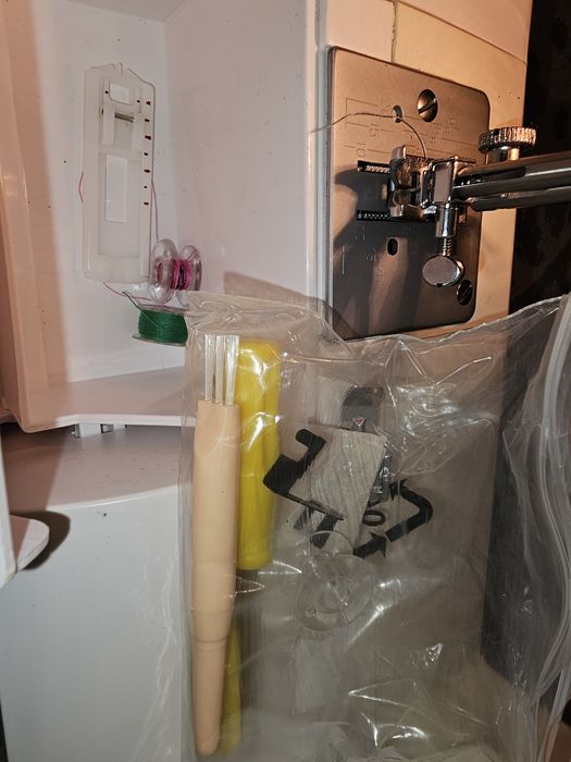 Masina de cusut noua neutilizata AEG 790 cu 23 de cusaturi