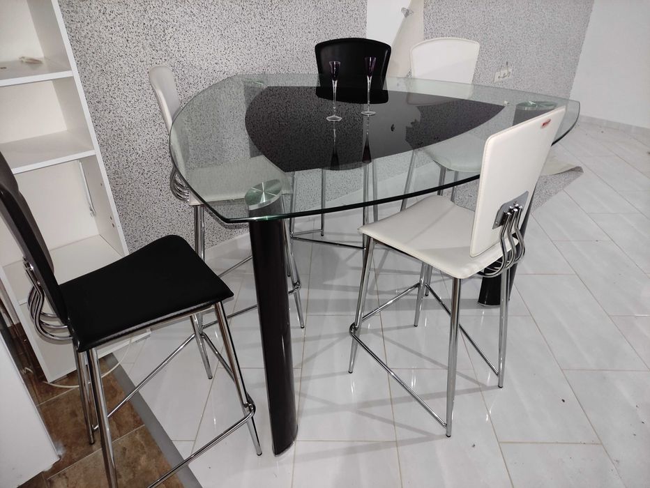 Трапезна маса със стъклен плот и столове