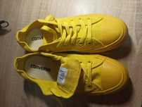 Vând teniși Converse
