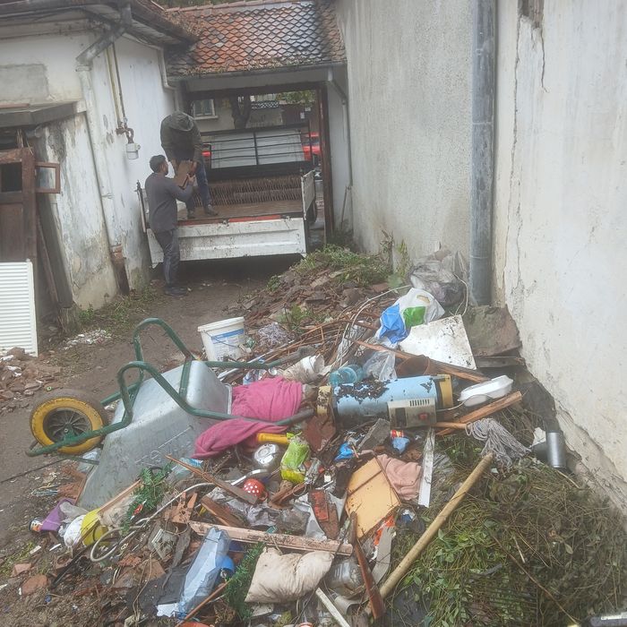 Oferim servicii complete de ridicat moloz debarasari  mobiler vechi