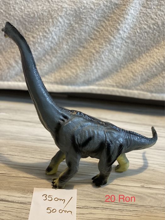 Dinozauri de diferite dimensiuni