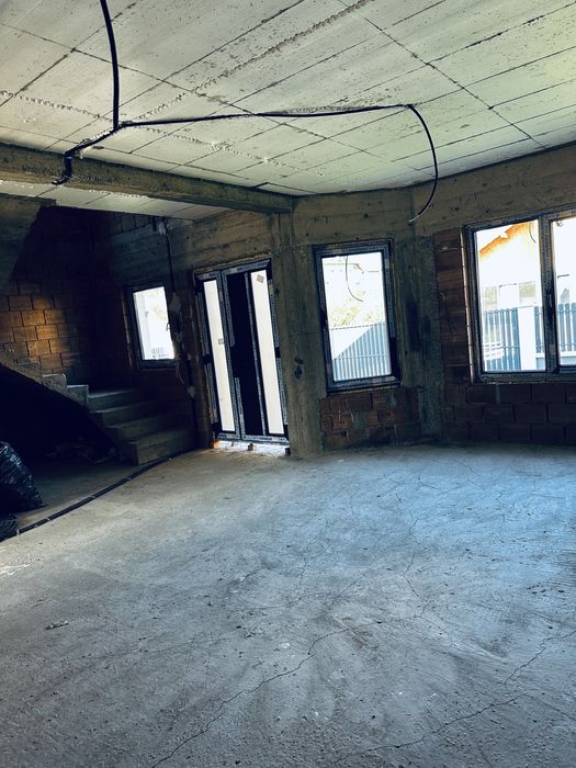 Vand casa la intrare in tarlungeni langa Pepco