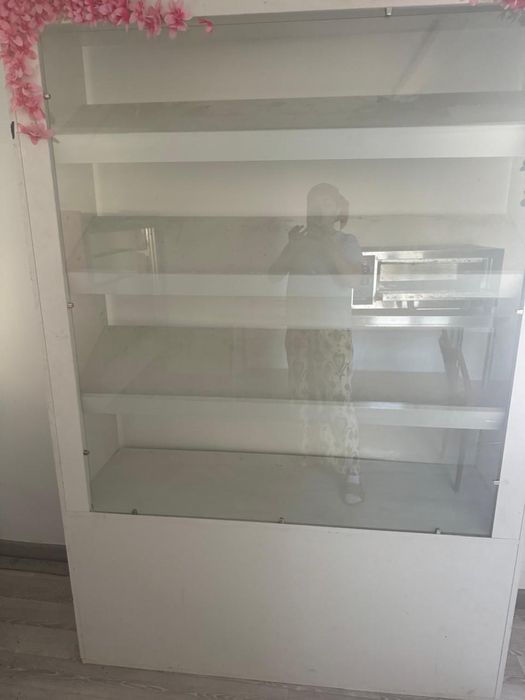 Кондитерлерге дайын бизнес сатылады.Витрина холодильник.