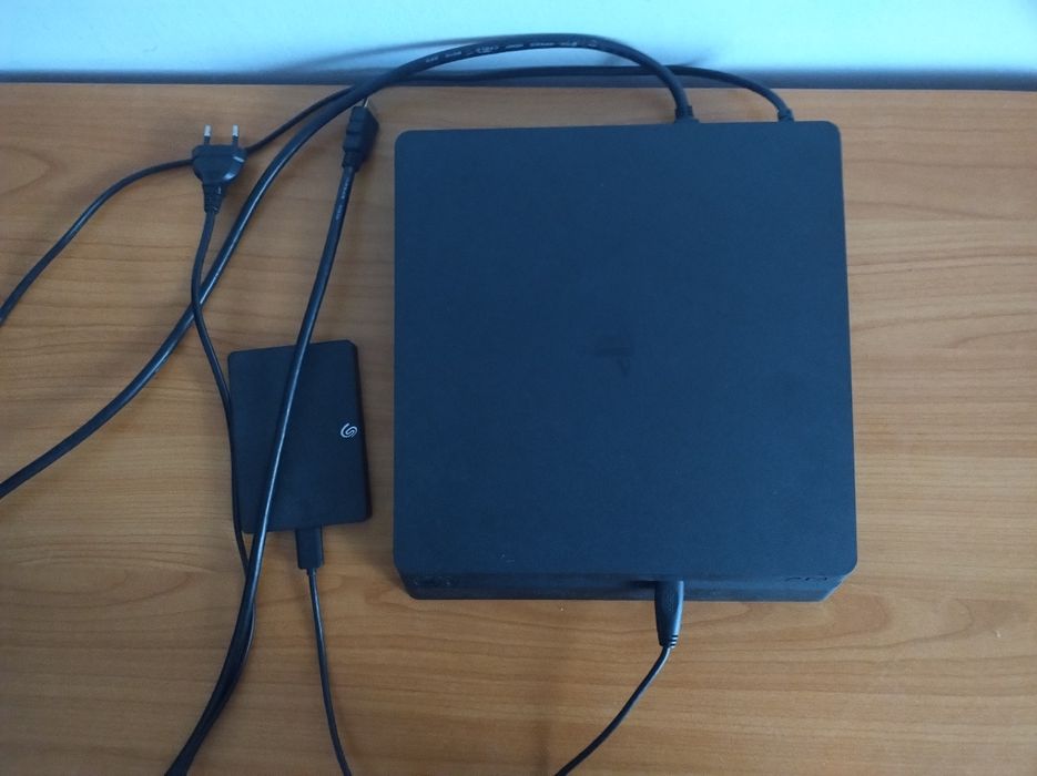 Vând PlayStation 4