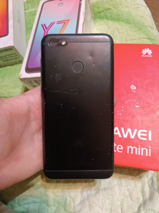 5 телефонов 2 Samsung, 1 lg, 2 Huawei,