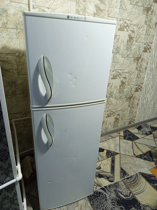 Холодильник продаётся срочно хорошая работает отличное состояние