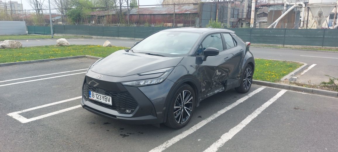 Vand noul Toyota CHR 2024, usor avariat