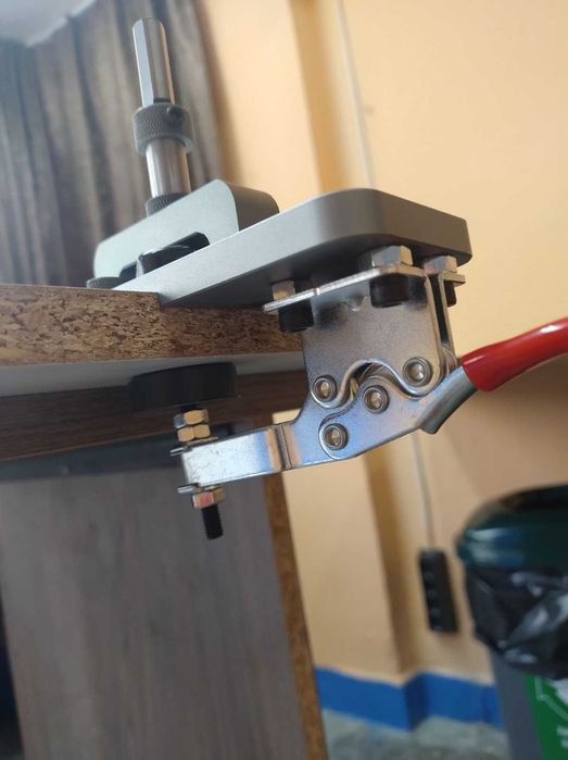 Водач с фрезер и ограничител за пробиване отвори на мебелни панти