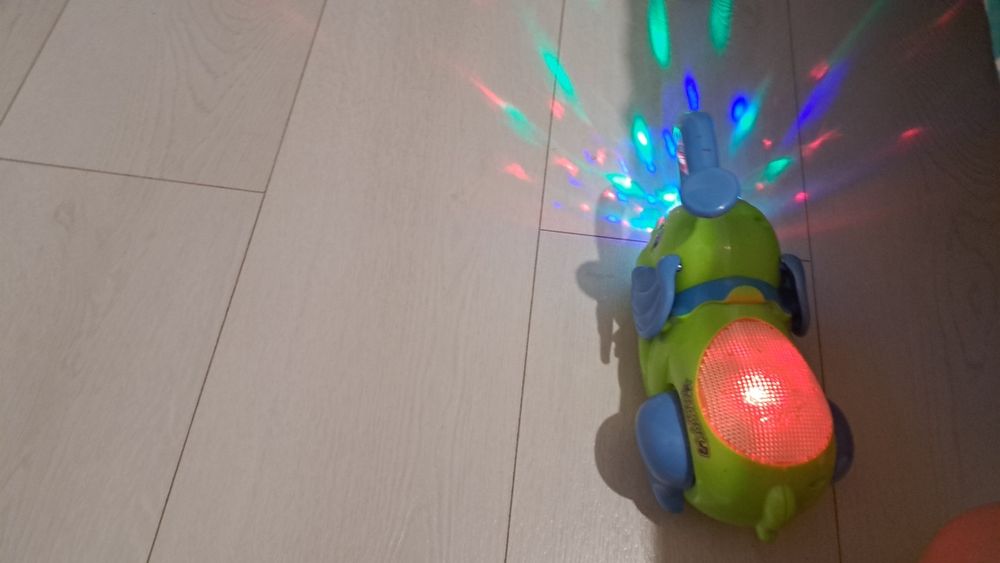 Vând elefant, merge, se învârte 360 grade muzical