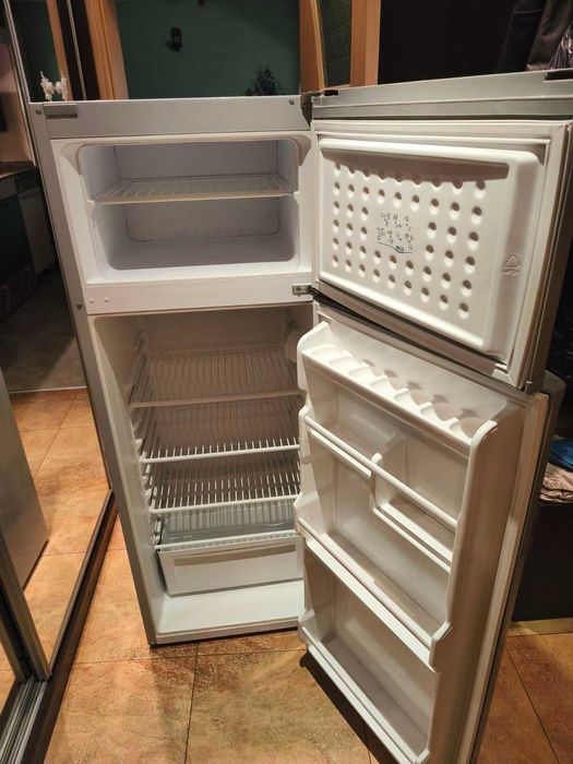 Хладилник с камера NEO