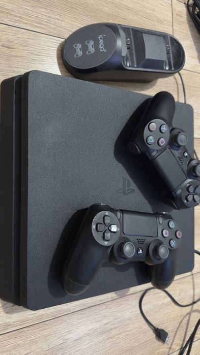 Комплект PlayStation 4slim с 2 контролера + VR + камера + 8 игри