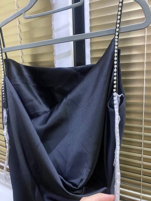 Атласное приталенное платье