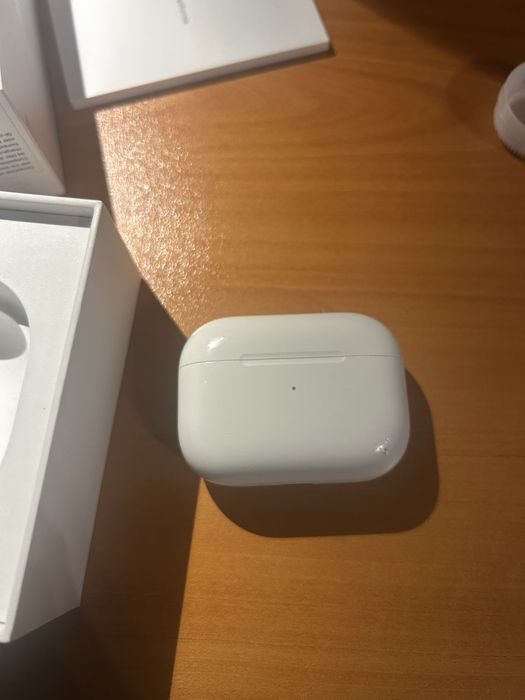 Продавам air pods pro оригинална една слушалка и кутия