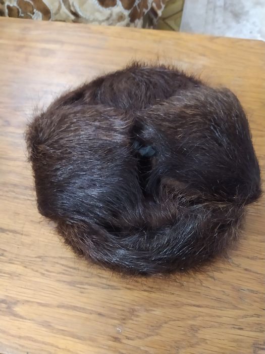 Меховые мужские шапки, шкурки кролика, меховые отходы.