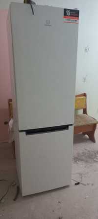 Продам холодильник Indesit цена 65000