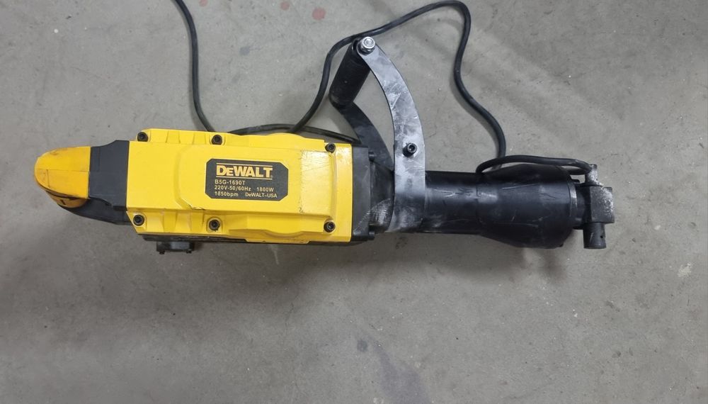 Професионален къртач Dewalt . 1800 W.