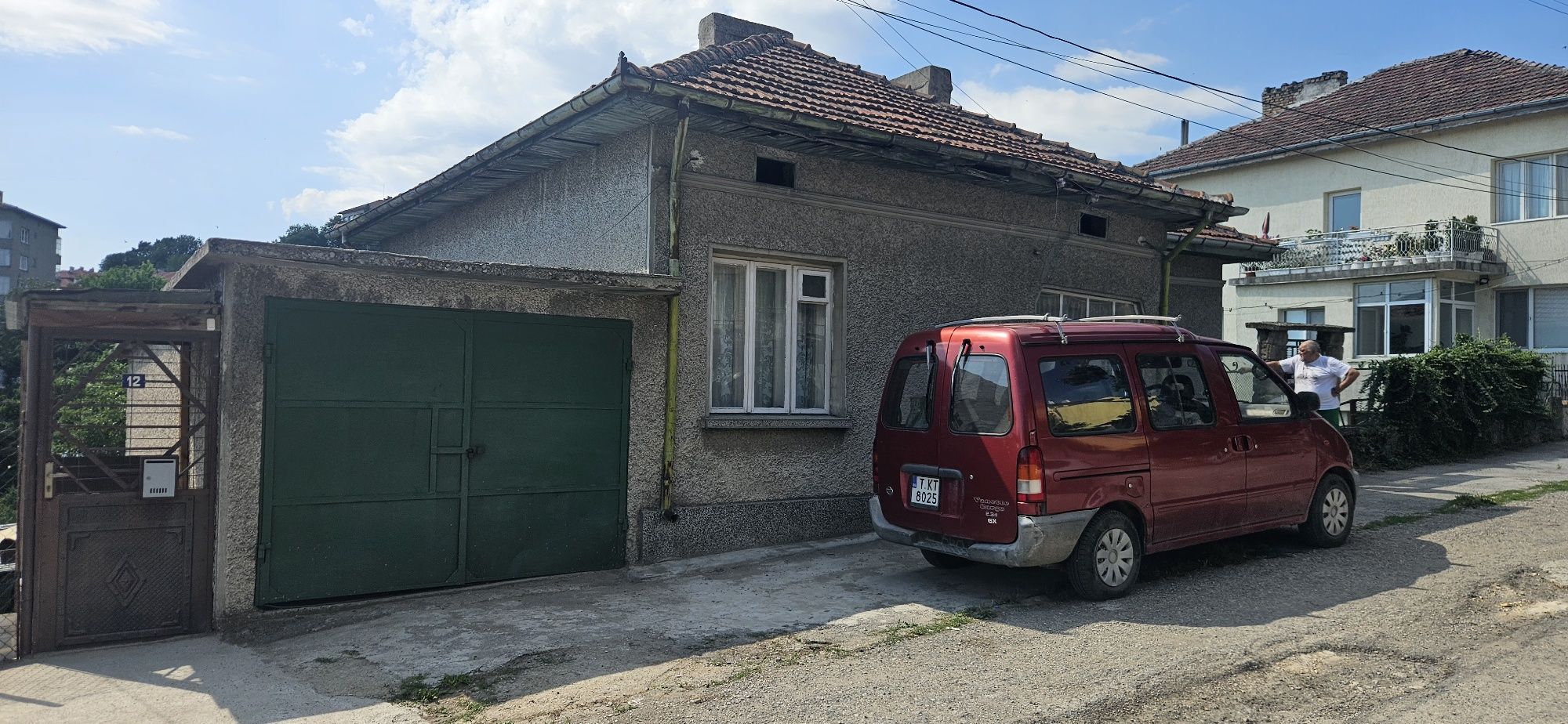 Тухлена къща на 2 етажа в гр. Омуртаг