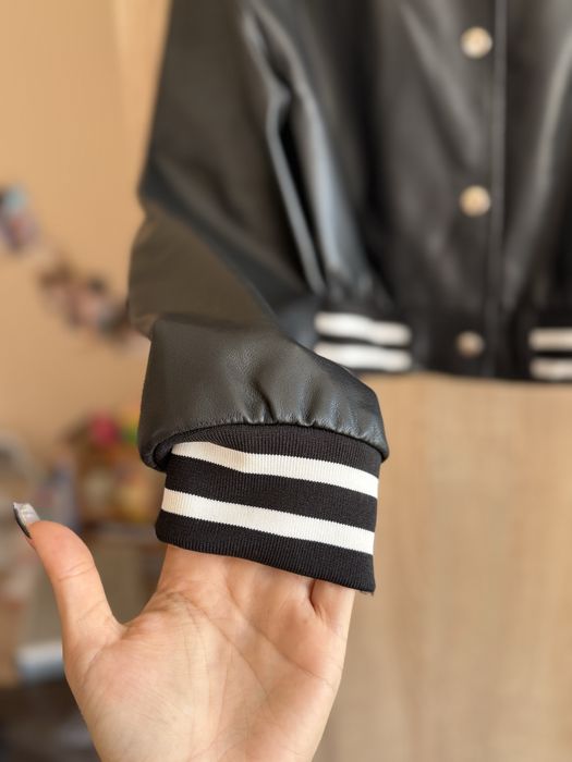 Дънково яке късо с камъчета, черно кожено яке с бели елементи