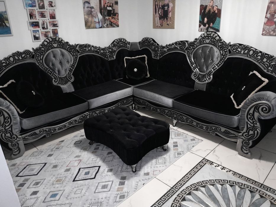 Colțar matrimonial catifea în stare perfecta cu 6 perne