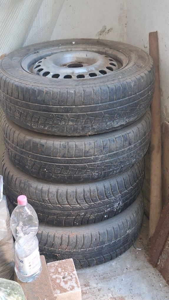 Vand 4 cauciucuri de iarna cu jante R15